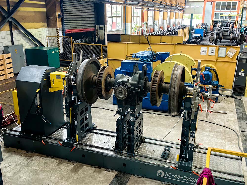 Balancing machines for railway wheelsets